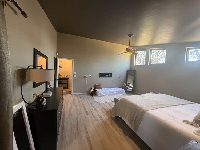 Building Photo - 1925 Bunting Ct