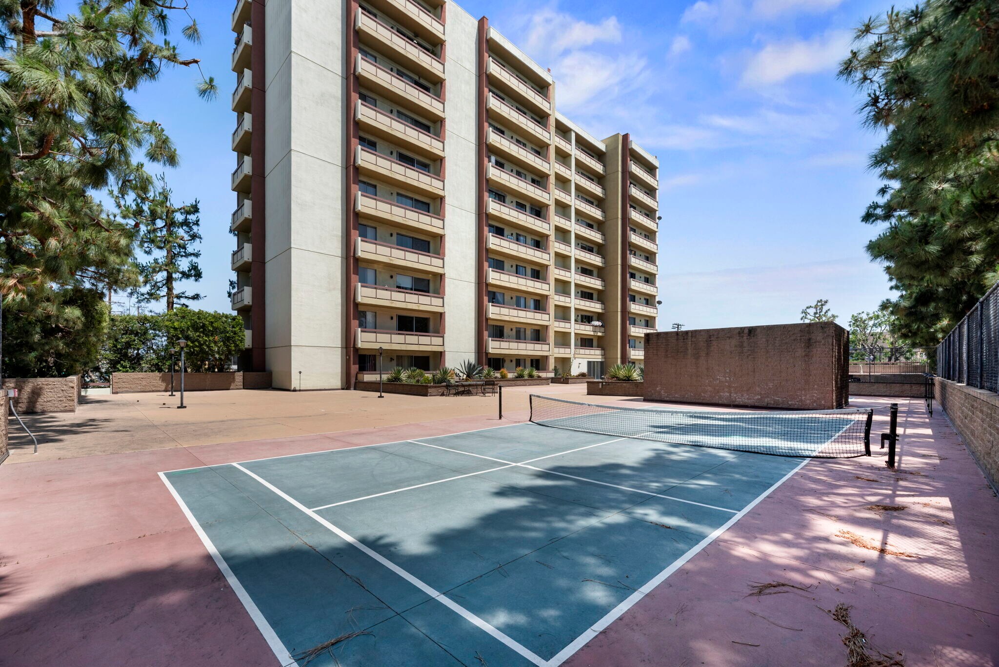 Building Photo - 321 S San Vicente Blvd