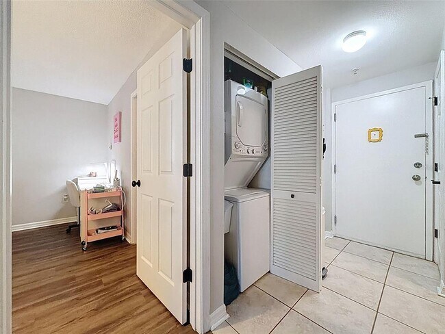 Building Photo - 406 S Cedar Ave