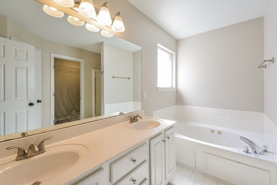 Building Photo - 6553 Broken Bow Dr