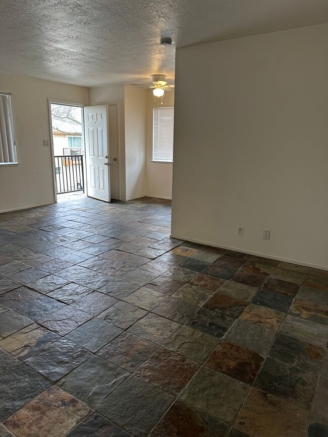 Building Photo - CONDO FOR RENT!