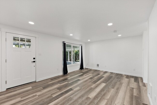 Building Photo - Renovated 3-Bed Rambler in Lakewood | Priv...