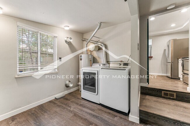 Building Photo - Charming single family home with fully fenced yard