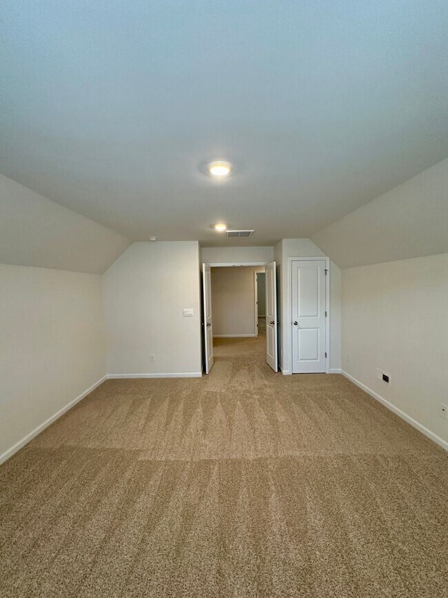 Building Photo - Beautiful 4BR/3BA Home in Falls Cove @ Lak...