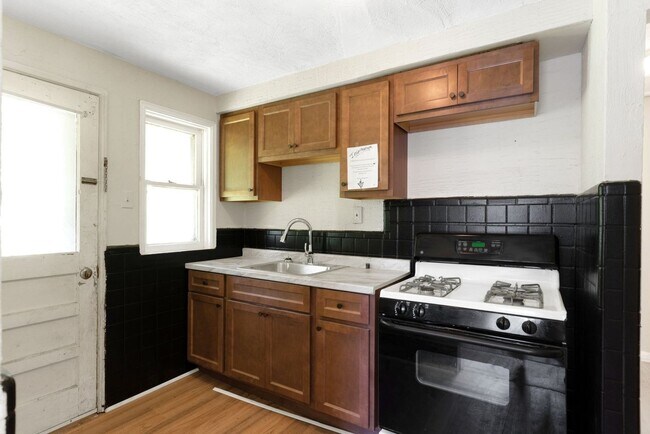 Building Photo - 8135 Bloom Dr