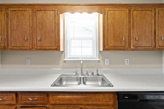 Building Photo - Spacious 3-Bedroom, 2-Bath Rental with Gar...