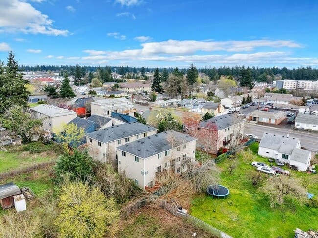 Building Photo - 2 bedroom 1.5 bath Condo! Washer and Dryer in unit!!