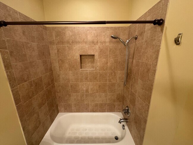 Building Photo - Modern 3 bedroom Condo with elevator access for second floor move-in!