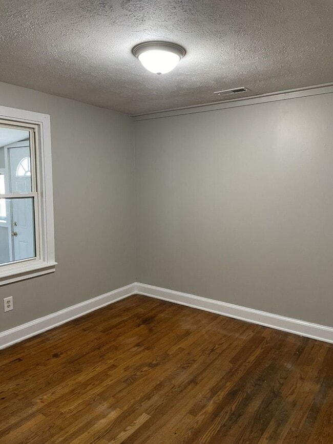 Building Photo - 4 Bedroom Two-Story Home with Large Yard, Lawn Care Included