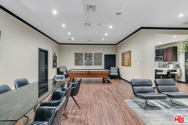 Building Photo - 7135 Hollywood Blvd