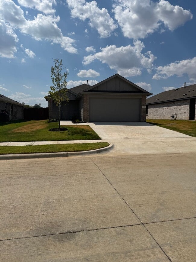 Building Photo - 320 Trail Ct
