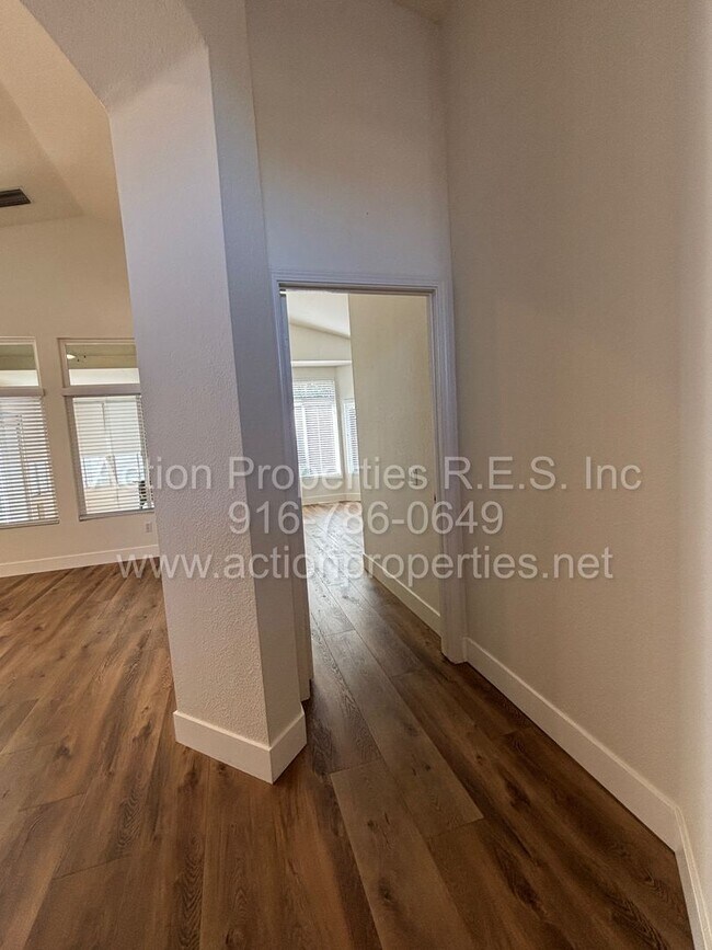 Building Photo - 6000 Buggy Whip Ln