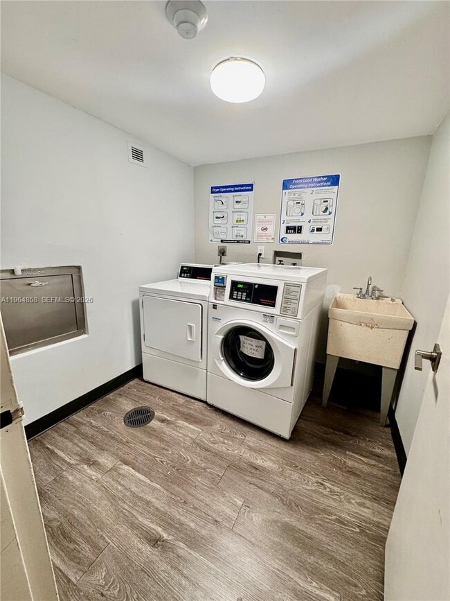 Building Photo - 3731 N Country Club Dr