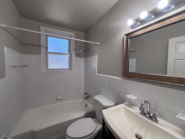 Building Photo - One-Bedroom Apartment in Dogtown*In-Unit W...