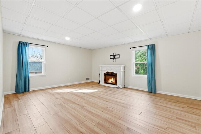 Building Photo - 125 River Park Dr