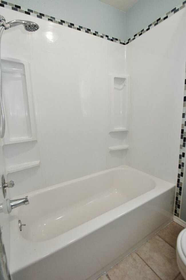 Building Photo - Clean & Move-In Ready Single-Level Home