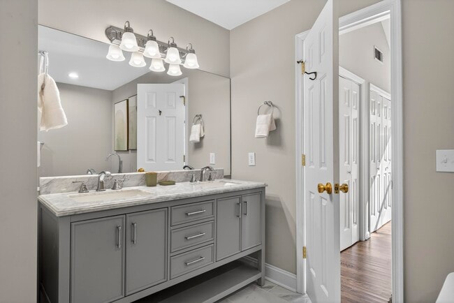 Building Photo - 1002 Cupp Ln