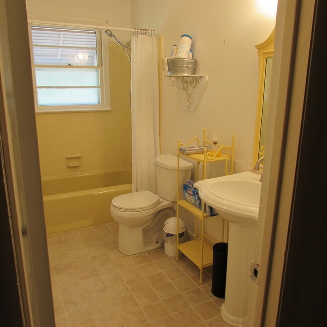 Building Photo - Fully Furnished Apartment