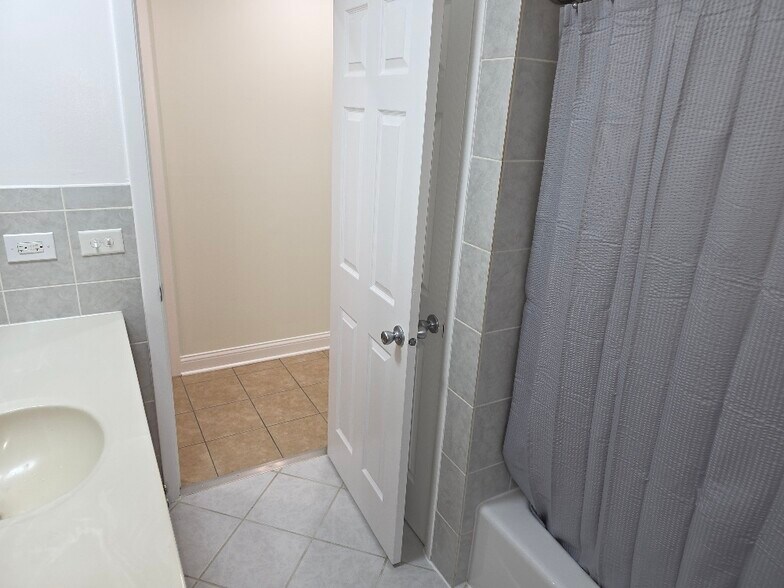 Building Photo - 826 E Capri Dr