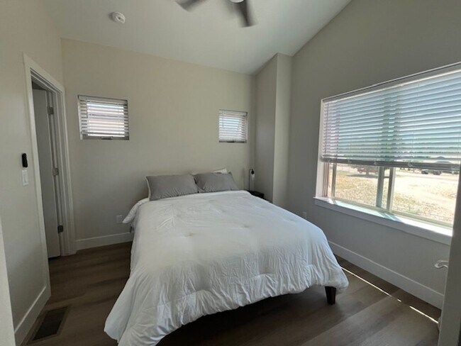 Building Photo - 105 Park Ave