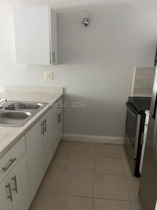 Building Photo - 2701 Riverside Dr