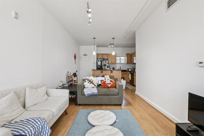 Building Photo - 711 W 26th St