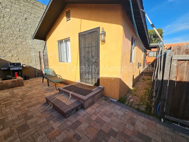 Building Photo - 2810 Sherwin Ave