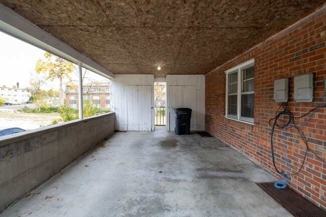 Building Photo - 5 Bed 2 Bath House