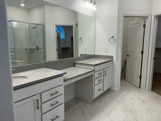 Building Photo - Beautiful 4 Bedroom 3 Bath Brentwood Home