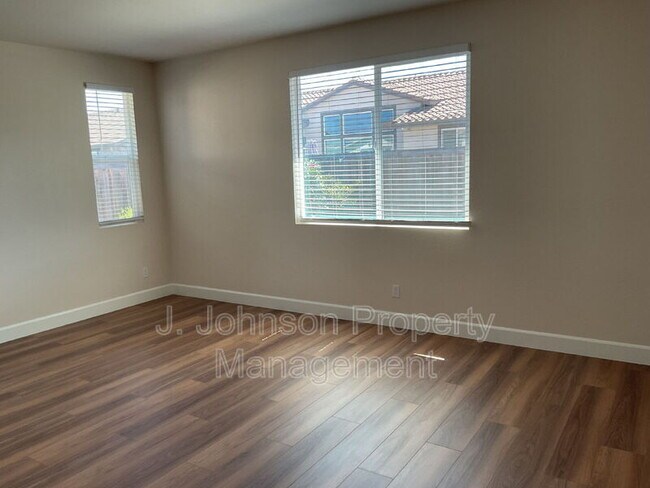 Building Photo - 644 Albany St