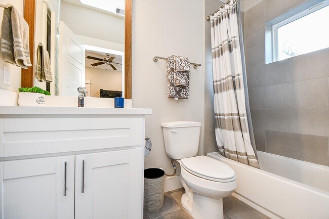 Building Photo - 2010 St Charles St