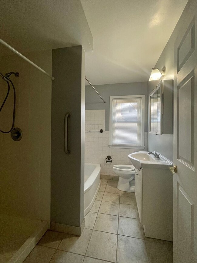 Building Photo - 505 W 70th St