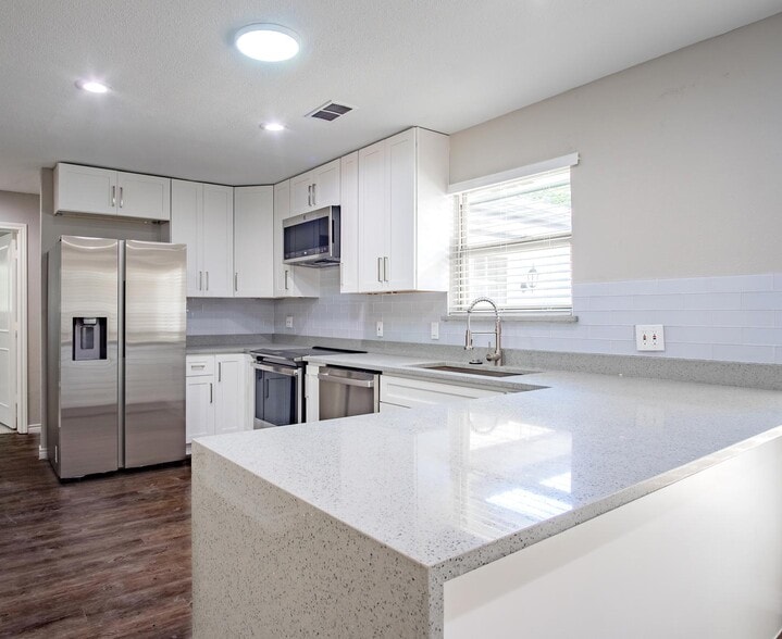 Building Photo - Gorgeous Prestonwood home with in-ground pool & large yard