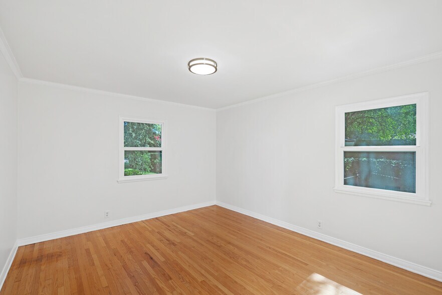Building Photo - 8757 Encino Ave