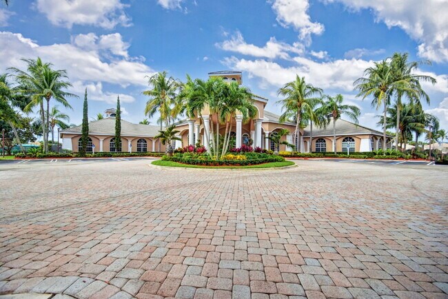 Building Photo - Beautiful & Spacious 3 Bedroom and 2 Bathroom with 2 Car garage and covered patio Home in West Pa...