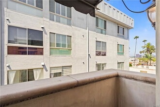 Building Photo - 462 S Maple Dr