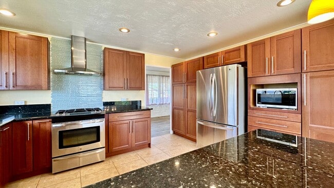 Building Photo - Available NOW - 3 Bedroom, 2 Bath, with a ...