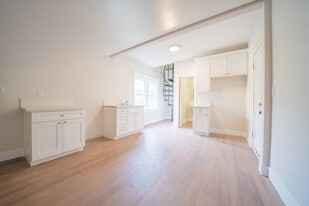 Building Photo - 212 S Orange Ave