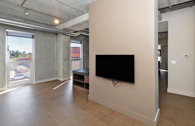 Building Photo - 309 E 5th St