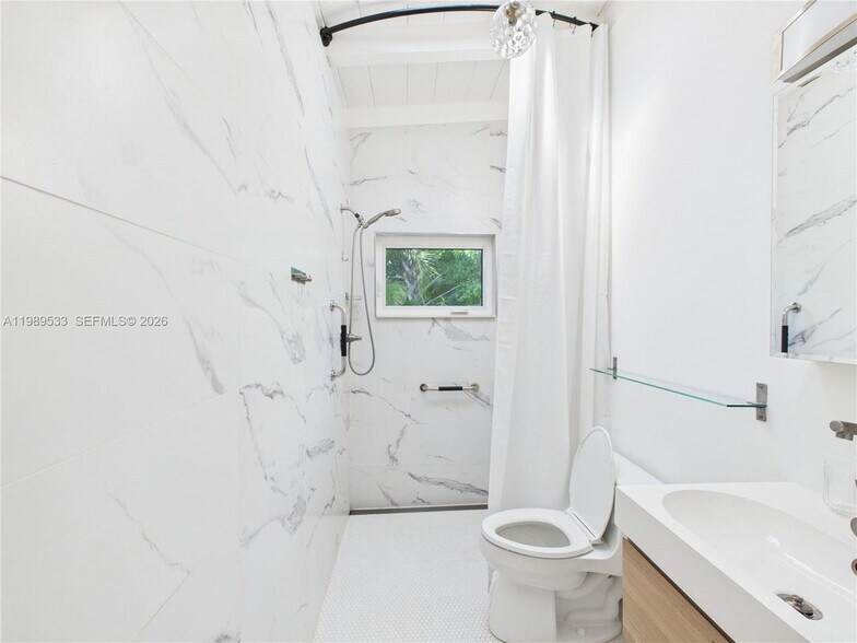 Building Photo - 1632 SW 28th Ave