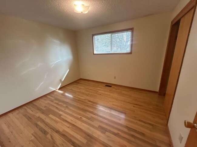 Building Photo - Beautiful 3 Bedroom 1 1/2 Bath with Huge Fenced Backyard! Tour Today!