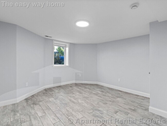 Building Photo - 98 Elm St