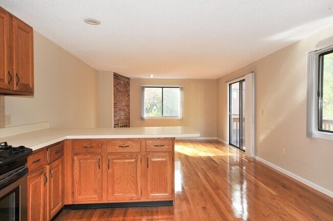 Building Photo - 14 E Bluff Rd