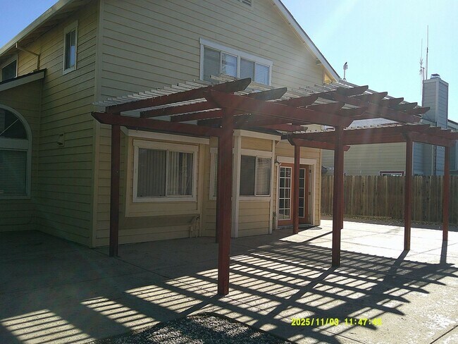 Building Photo - 4 bedroom in Dixon with spacious back yard