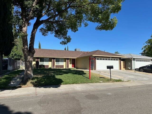 Building Photo - Tracy 4 Bedroom 2 Bathroom Home with a pool