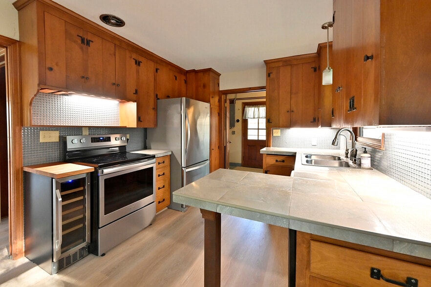 Kitchen with bar and wine fridge - 330 Central Ave S