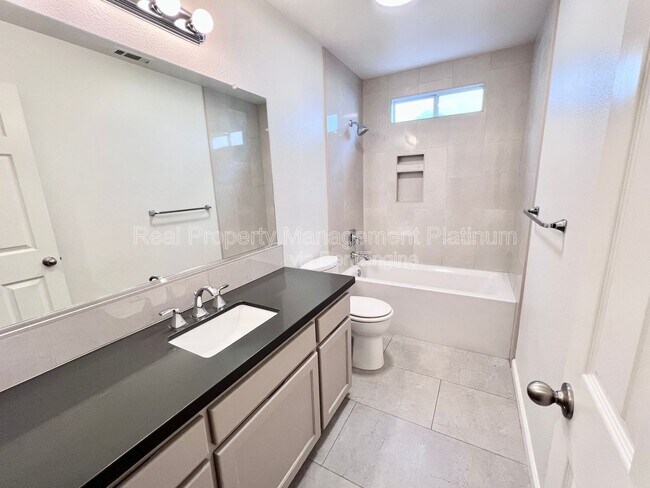 Building Photo - 6535 N Vista Ave