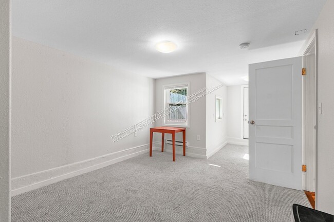 Building Photo - 3BD/1BA First-Floor Unit in West Oakland Duplex – All Utilities Included | $2,999/mo