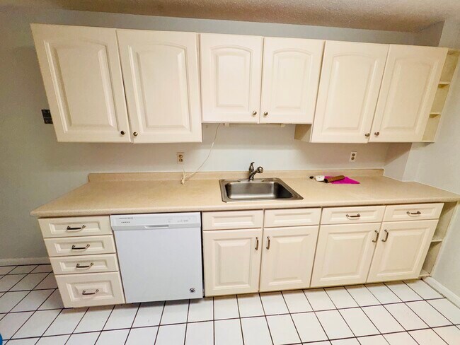 Building Photo - 255 North Rd