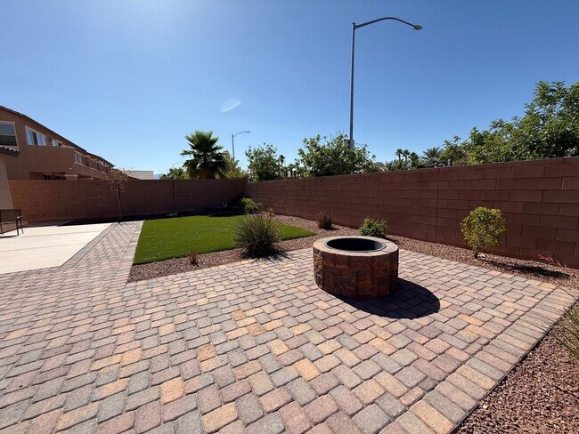 Building Photo - 4/BD 3.5/BA Spacious Home in Gated Communi...